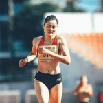 Nữ vận động viên Quách Thị Lan người đại diện cho đội tuyển Việt Nam châm ngọn đuốc của đại hội thể thao khu vực