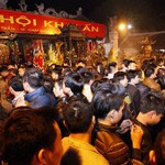 Đông đảo du khách và người dân tham dự lễ Khai ấn Đền Trần xuân Giáp Thìn tại Khu di tích đền Trần, tỉnh Nam Định