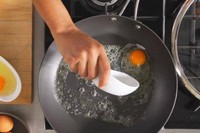 Thói quen nêm gia vị vào trứng khi nấu của nhiều bà nội trợ biến trứng trở thành chất độc