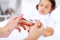 Cha mẹ nên làm gì khi trẻ bị sốt do mắc Covid-19?