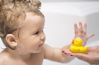Loại đồ chơi bé nào cũng thích mang đi tắm hóa ra lại là 'ổ mầm bệnh', không phải cha mẹ nào cũng biết