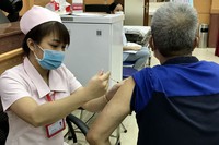 Việt Nam đã tiếp nhận hơn 150 triệu liều vaccine phòng COVID-19, tiến độ tiêm thế nào?