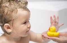 Loại đồ chơi bé nào cũng thích mang đi tắm hóa ra lại là 'ổ mầm bệnh', không phải cha mẹ nào cũng biết