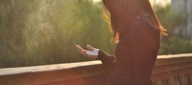 Đừng nghĩ cả thế giới ghét bỏ mình, người khác không rảnh để soi mói nhiều như bạn tưởng